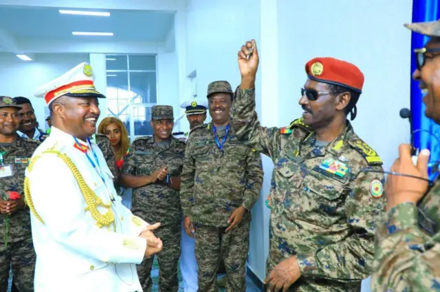 ብርሃኑ ጁላ መፍትሕ ቀንዲ ቤትጽሕፈት ሓይሊ ባሕሪ ንዋና ኣዛዚ ናይቲ ክንፊ እናኣረከበ