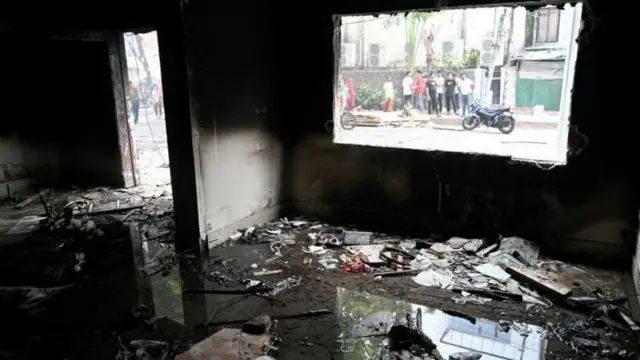 শেখ হাসিনা সরকার পতনের পর বিভিন্ন জায়গায় আওয়ামী লীগের কার্যালয়ে ভাঙচুর করে আগুন দেয়া হয়