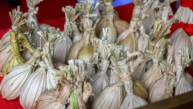 Puluhan telur maleo (Macrochepalon maleo) yang dibungkus daun lontar untuk ritual Mombowa Tumpe.
