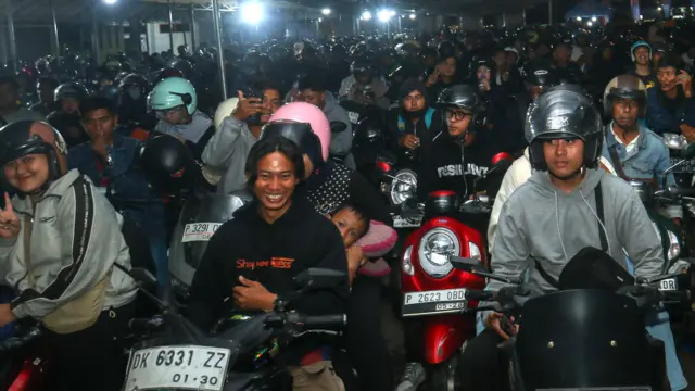 Menjelang puncak arus mudik Idul Fitri, pelabuhan penyeberangan Jawa-Bali tersebut mulai dipadati pemudik kendaraan roda dua yang hendak menyeberang menuju Pulau Jawa, dengan peningkatan volume kendaraan terjadi pada malam hari. 