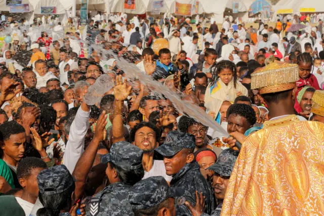 Етиопски православни хришц́ани славе Тимкат фестивал у Адис Абеби, Етиопија, 19. јануара 2026. Тимкат је једна од највец́их прослава у етиопском календару и заправо је фестивал Богојављања којим се обележава дан када је Јован Крситељ крстио крштење Исуса Христа у реци Јордан. Фестивал је 2019. уписан у Унескову листу нематеријалног културног наслеђа човечанства
