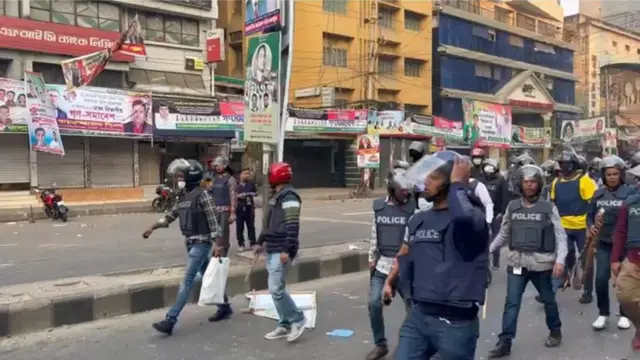 বিএনপি দাবি করছে, পুলিশ ব্যাগে ভরে বোমা নয়াপল্টনের কার্যালয়ে রেখেছে