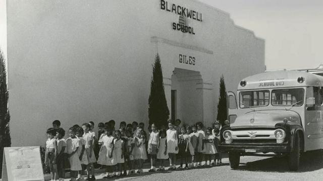Niños haciendo fila fuera de la Escuela Primaria Blackwell, la escuela segregada para alumnos de ascendencia mexicana de Marfa, Texas, Estados Unidos.