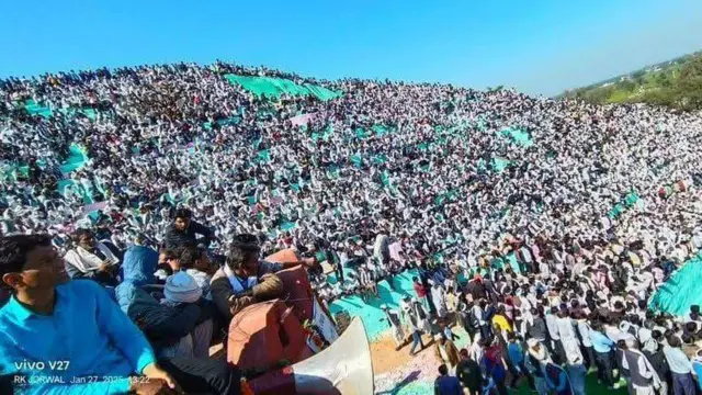 करीरी गांव में लगी पंचायत