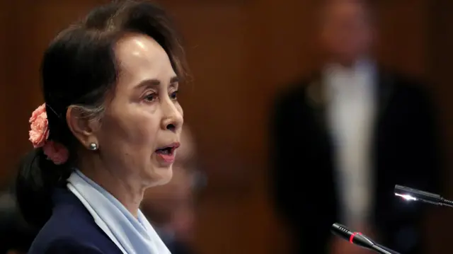 रोहिंग्या लोकांविरोधात नरसंहार करण्यात आलेल्या गांबियाच्या आरोपांविरोधात सू की यांनी म्यानमारच्या बचावाचं नेतृत्व केलं