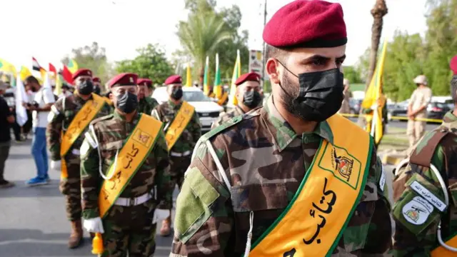 مراسم خاکسپاری ابو حیدر الحفاجی، فرمانده گروه شبه‌نظامی شیعه عراقی کتائب حزب‌الله، که در حمله اسرائیل در دمشق، پایتخت سوریه، در ۲۲ سپتامبر ۲۰۲۴ کشته شد، در پایتخت عراق، بغداد، برگزار شد.