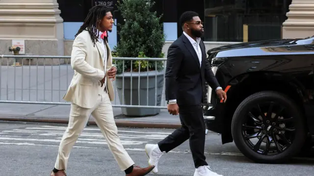 Игрок НФЛ Исайя Пачеко в кремовом костюме и бежевых туфлях