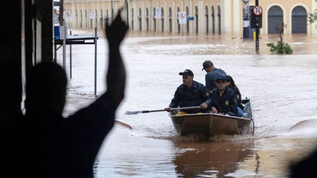 Pessoas em um barco em uma enchente