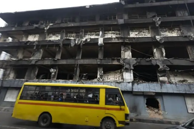 भाटभटेनी स्टोरको जलेको भवनबाहिर सडकमा एउटा स्कूल बस