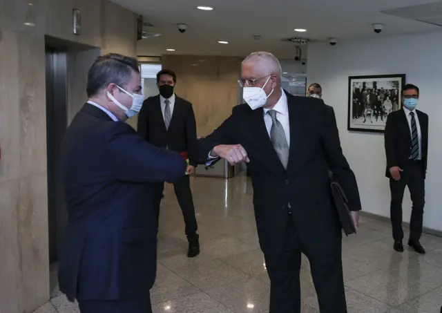 Mısırlı ve Türk Dışişleri Bakan Yardımcıları, istikşafi görüşmeler sırasında. 