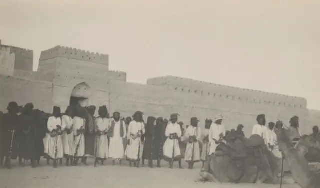 صورة لأهل "بني بو علي" في عُمان التقطت حوالي عام 1928-1931، للفنان بيرترام توماس