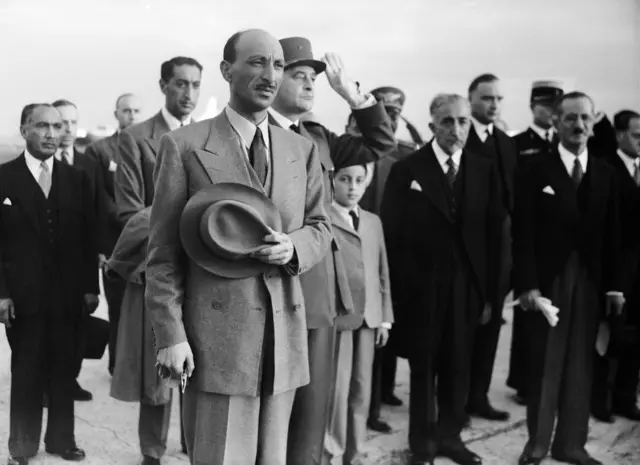 په ۱۳۵۷ کال کې د «افغانستان د ډیموکراتیک جمهوریت انقلابي شورا» یوه فرمان په رسمي ورځپاڼه کې خپره کړه چې له مخې یې د ظاهرشاه د نږدې ۲۳ کسانو افغانیت د «ملکي خیانت» په تور لغوه شو