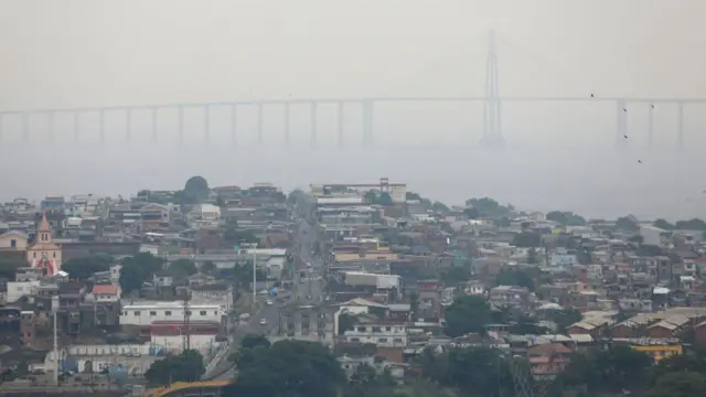 Ar poluído em Manaus deixa a vista da ponte nublada