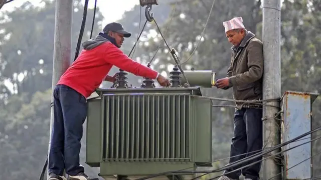 विद्युत् प्राधिकरणको ट्रान्स्फर्ममा दुई कर्मचारी