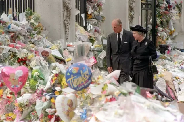 1997-жылы Уэльс принцессасы Диана каза болгондон кийин ханыша эл алдына чыкпаганы үчүн сынга кабылган. Акыр-аягы, ал Букингем сарайынын сыртындагы урмат-сыйды көрүп, элге түз эфир жасады