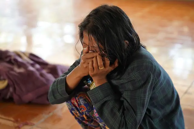 လေကြောင်းဗုံးကြဲခံရပြီး မိသားစုဝင်သေဆုံးသွားလို့ ငိုကြွေးနေတဲ့ မိန်းကလေး