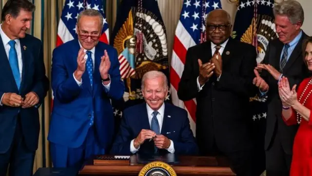 پرزیدنت بایدن پس از امضای طرح مصوب مبارزه با تورم در سال ۲۰۲۲ در کاخ سفید