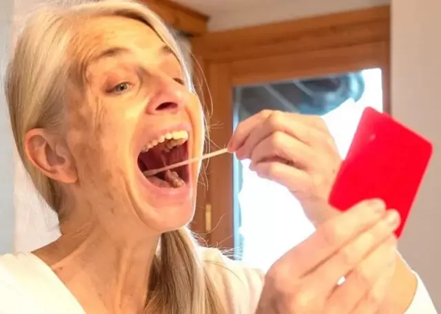 Une femme faisant un test Covid