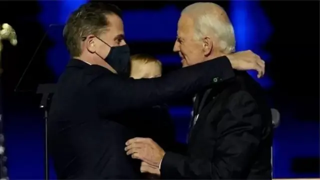 తండ్రి జోబైడెన్‌తో హంటర్ బైడెన్ (ఎడమ)