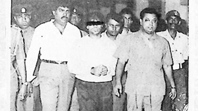 ඔහු රැගෙන එන බවට ආරංචි වූ පසු බොහෝදෙනෙකු ගුවන්තොටුපොළ අසලට රැස්ව සිට තිබේ