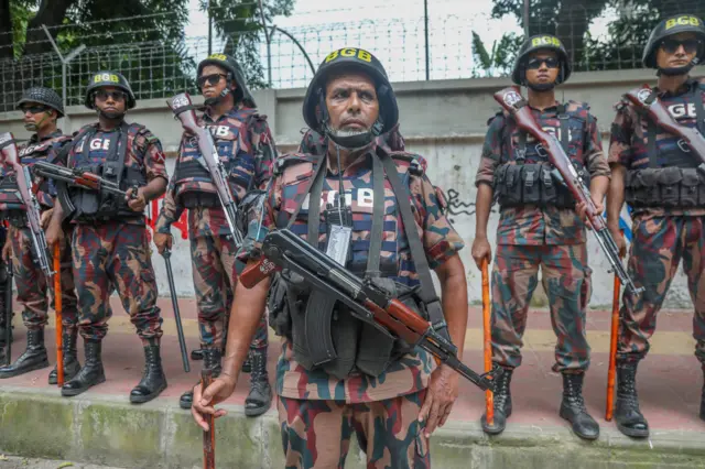 دانشجویان استدلال می‌کنند که منظور کردن سهمیه‌ای برای بستگان قهرمانان جنگ در استخدام کارکنان دولت تبعیض‌آمیز است و استخدام باید براساس اصل شایسته‌سالاری صورت بگیرد و نه ملاحظات دیگر. برخی از مشاغل نیز به زنان، اقلیت‌های قومی و معلولان اختصاص دارند. در بنگلادش، دارندگان مشاغل دولتی در مقایسه با مشاغل بخش خصوصی حقوق بهتری دارند و همچنین از مزایای بازنشستگی برخوردار می‌شوند. شیخ حسینه، نخست وزیر، که دولتش توسط معترضان به سوء استفاده از طرح سهمیه‌بندی برای توزیع مشاغل دولتی به وفاداران دولت متهم شده است، کشته شدن معترضان را محکوم کرده و اصرار داشته است که عاملان آن باید به دست عدالت سپرده شوند. شامگاه چهارشنبه و پس از یک روز درگیری بین نیروهای پلیس و تظاهرکنندگان، او در یک سخنرانی تلویزیونی خطاب به ملت گفت: «من هر قتلی را محکوم می‌کنم. من قاطعانه اعلام می‌کنم که اطمینان حاصل خواهم کرد که برای کسانی که مرتکب قتل، غارت و خشونت شده باشند - هر که باشد – مجازات مناسبی صادر خواهد شد.» او در این سخنرانی مسئول قتل‌ روز سه‌شنبه را مشخص نکرد. شیخ حسینه، نخست وزیر، در یک کنفرانس مطبوعاتی در روز یکشنبه، مخالفان سهمیه شغلی را «رضاکار» نامیده بود - اصطلاحی که برای کسانی به کار برده می‌شود که در طول جنگ ۱۹۷۱ با ارتش پاکستان همکاری می‌کردند.