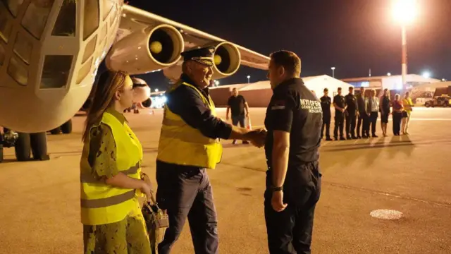 Doček posade ruskog aviona za gašenje požara na aerodromu u Nišu