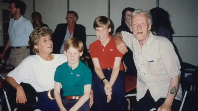 Princesa Diana com Harry e William na instituiçãocaridade The Passage1993