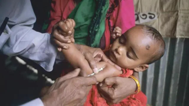 শিশুকে টিকা দেওয়া হচ্ছে