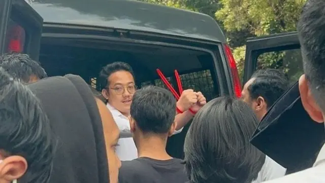 Delpedro (baju putih) saat dilimpahkan ke Kajati Jakarta.