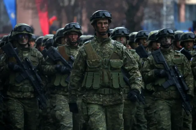 Pripadnici Kosovskih bezbednosnih snaga marširaju na paradi tokom proslave 18. godišnjice nezavisnosti Kosova u Prištini