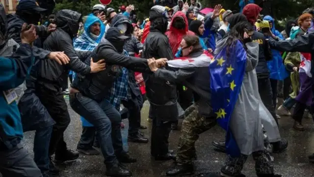 Парламенттин алдындагы каршылык акциянын катышуучулары. 13-май, 2024-жыл