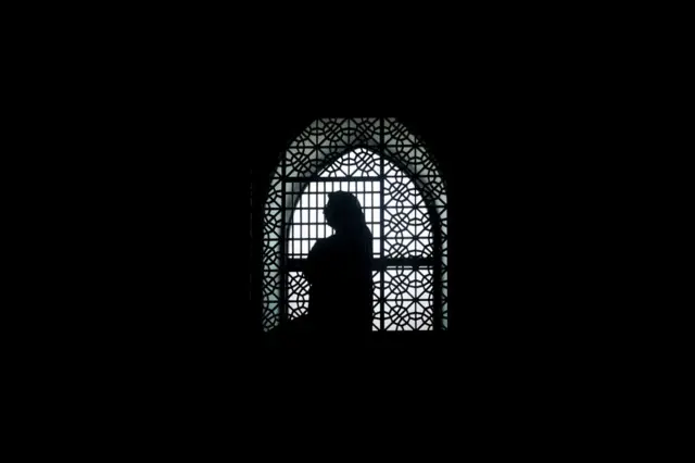 امرأة تؤدي صلاة عيد الفطر في مسجد تازا بير في 2 مايو/ أيار 2022 في باكو، أذربيجان، احتفالاً بانتهاء شهر رمضان المبارك.