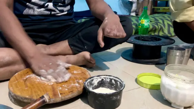 सोमनाथ शिंदे एका हाताने स्वयंपाक करताना