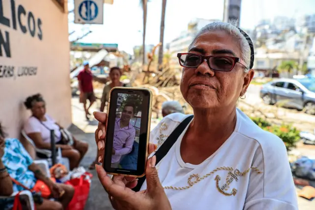 Azucena Ochoa mostra foto do sobrinho no celular