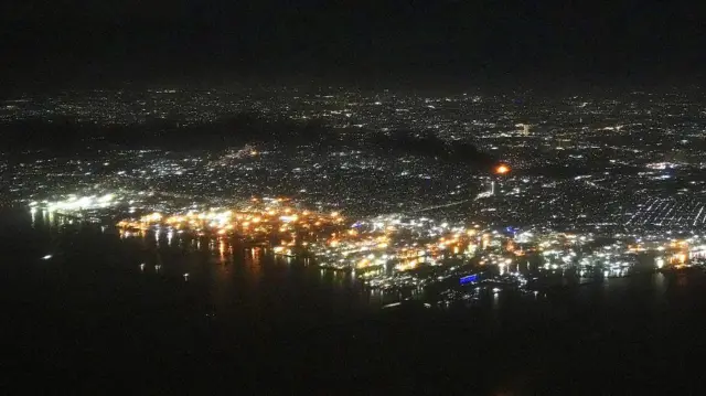 Foto udara kebakaran Depo Pertamina Plumpang di Jakarta, Jumat (3/3). 