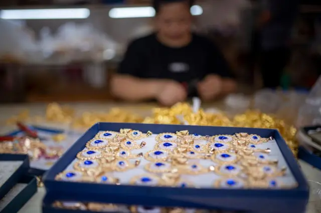 3月4日，在上海華東進出口商品交易會的一個展台上，展示著在美國和歐洲節日中流行的網狀和珍珠亮片派對服裝。