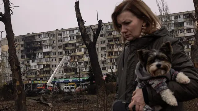 Rosyjskie rakiety i drony zaatakowały w nocy Kijów, zabijając dwie osoby i raniąc kilkadziesiąt, w tym dziecko. Służby ratunkowe pracują na miejscu zniszczeń w dzielnicach mieszkalnych.