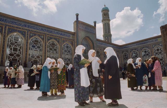 В 1990-х в Таджикистане были открыты не только мужские, но и женские медресе, но с тех пор и те и другие были закрыты