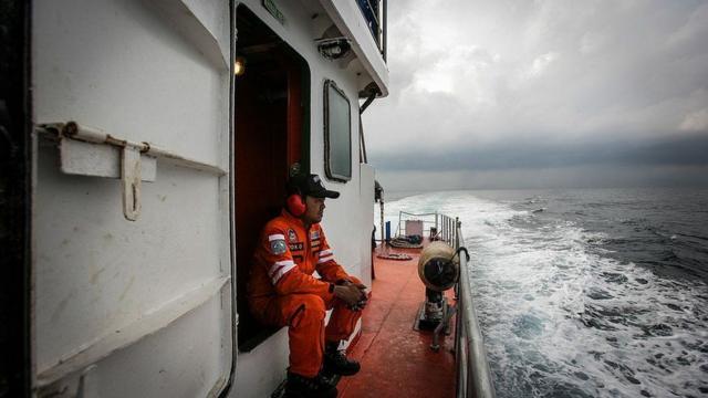 Trabalhador de resgate em barco no mar