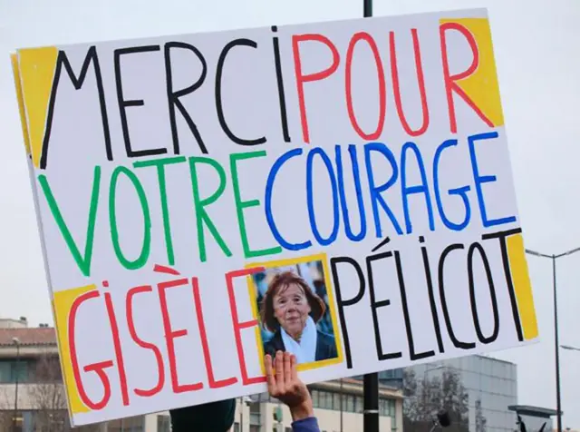 「あなたの勇気に感謝します、ジゼル・ペリコ」と書かれたプラカードを持つ人などが、判決言い渡しの日に裁判所の前に集まった（19日、フランス・アヴィニョン