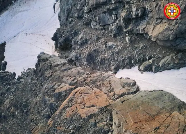 एआयनं निकोला इवाल्डो यांचं हेल्मेट ओळखल्यानंतर, अखेरीस त्यांचा मृतदेह या दरीत बर्फानं अंशत: झाकलेल्या अवस्थेत सापडला