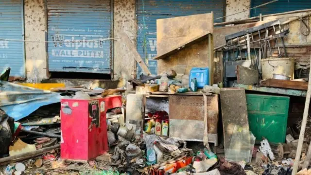 மும்பையில் கடைகள் இடிப்பு