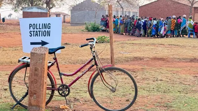 Bicycle wey dem park for one place dem write polling station, pipo line up to vote for distance