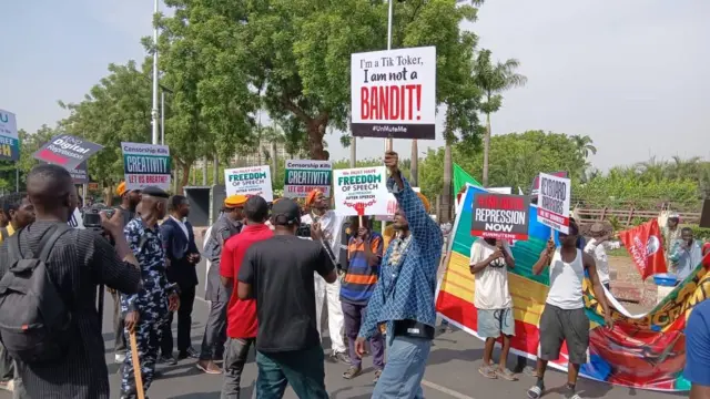 Omoyele Sowore, ndị uweojii na ndị ngagharịiwe