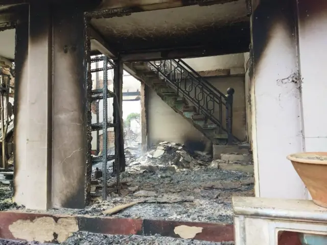 နေအိမ် ၁၀၀ ကျော်မီးရှို့ခံရပြီး ဒေသခံတွေတိမ်းရှောင်ပြေးနေရ 