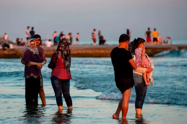 Türkiye'deki Suriyeliler: Son veriler neler, yeni dönemde kaç kişi döndü? Denize giren kadın, erkek ve çocuk Suriyeliler