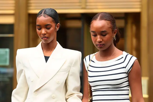 D'Lila Star Combs (à esq.) e Chance Combs, filhas de Sean "Diddy" Combs, são fotografadas próximo ao tribunal, olhando para baixo