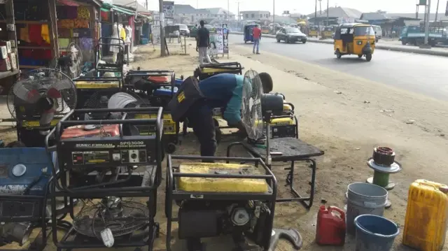 Un mécanicien dans la rue.