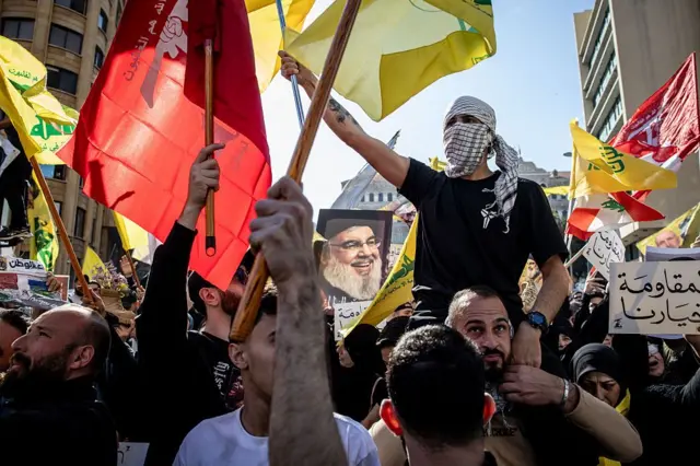 Ливанцы-сторонники «Хезболлы» на улицах Бейрута