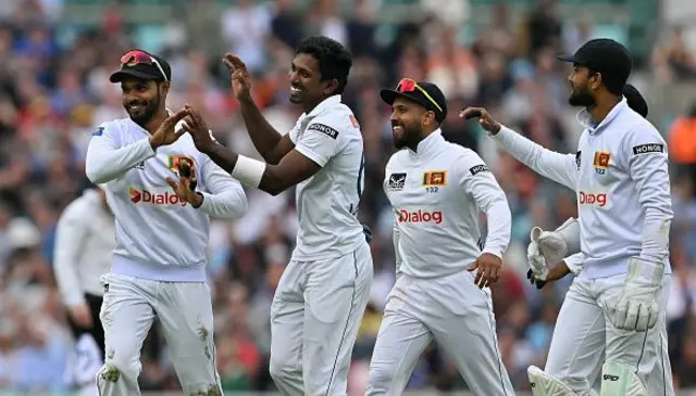 පන්දු යැවීමේදී ළහිරු කුමාර ලකුණු 21කට කඩුලු 4ක් සහ විශ්ව ප්‍රනාන්දු ලකුණු 40කට කඩුලු 3ක් දවා ගනු ලැබූහ. ඊට අමතරව අසිත ප්‍රනාන්දු කඩුලු 2ක් සහ මිලාන් රත්නායක එක් කඩුල්ලක් බිඳ හෙළූහ.